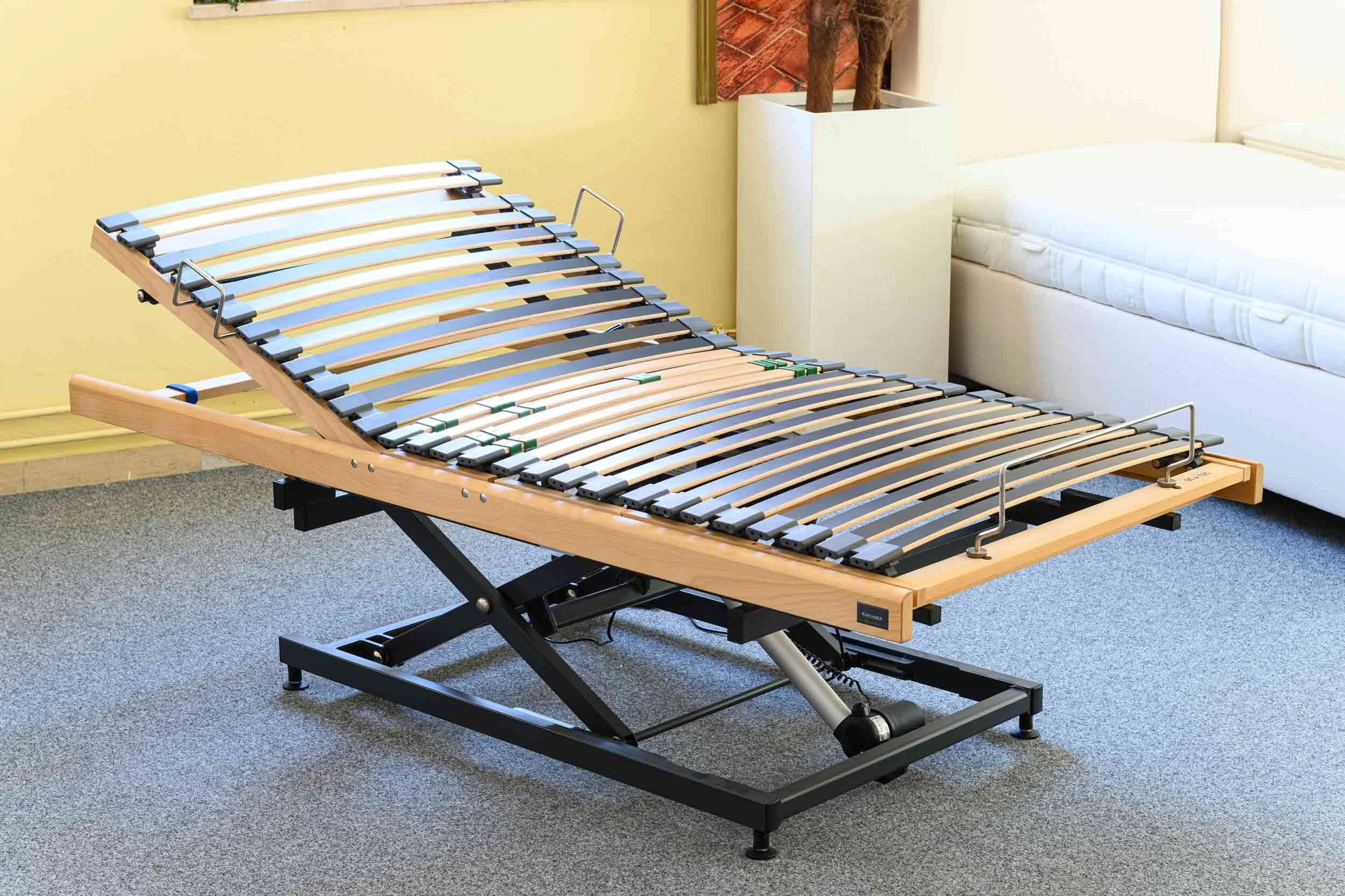 Motorisch verstellbarer Lattenrost mit elektrischem Hubrahmen im Showroom