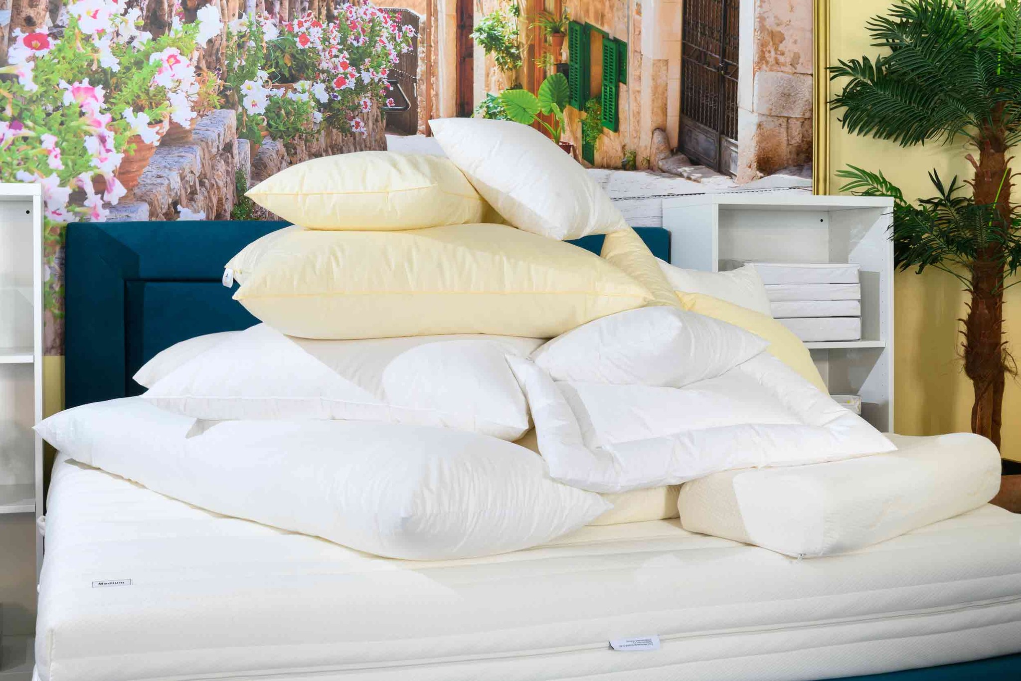 Zudecken und Kissen aus eigener Produktion auf einem Showroom-Bett